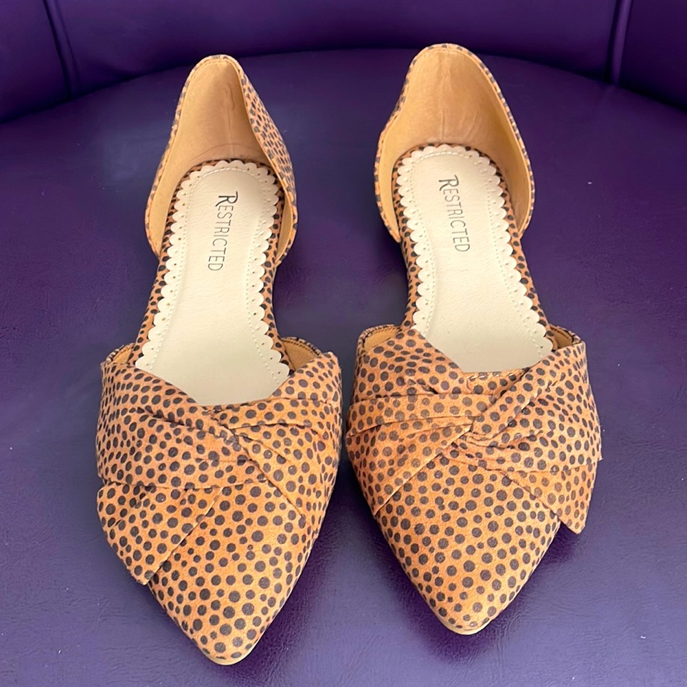 Restricted flats NEW WITHOUT TAGS. NEVER WORN. Size 9.5